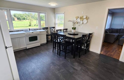 West Peoria House | Peoria Bradley Cozy Vacation Large Group Home w/Kitchen View