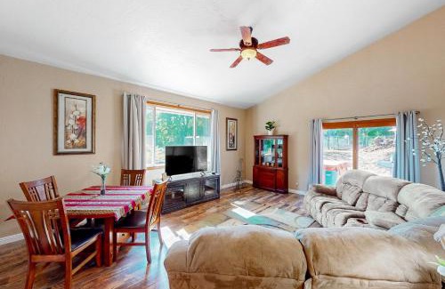 Jamestown House | Peppermint Falls Hideaway