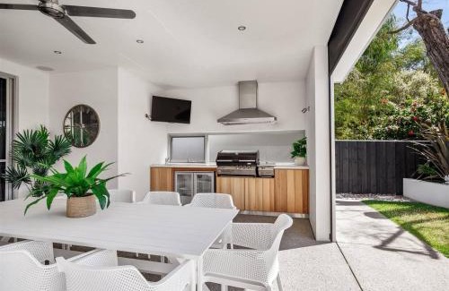 Dunsborough House | Peppermint Paradise - Seaside Comfort & Home Theatre