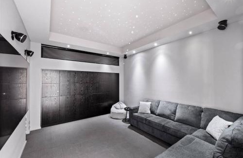 Dunsborough House | Peppermint Paradise - Seaside Comfort & Home Theatre