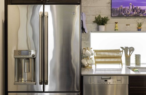 Fremont House | Perch - 47th Elegance: Modern Luxury | Rooftop Views | Free Parking