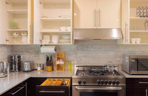 Fremont House | Perch - 47th Elegance: Modern Luxury | Rooftop Views | Free Parking