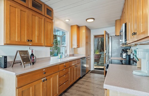 Camano Island House | Perch - Breezy Point Hideout: Waterfront w/Beach, Hot Tub, Kayak, Paddle