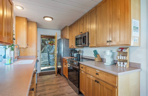 Camano Island House | Perch - Breezy Point Hideout: Waterfront w/Beach, Hot Tub, Kayak, Paddle
