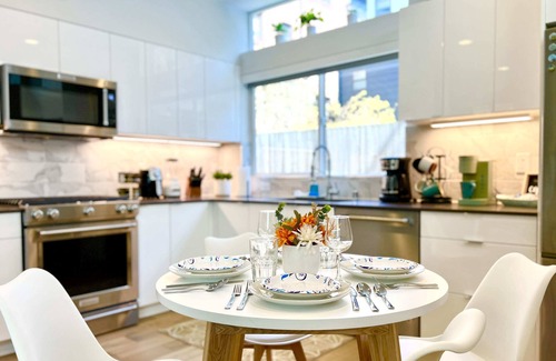 Broadway House | Perch - Capitol Luxe Two: High Walk Score | SEA Retreat | Heart of CapHil