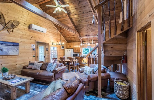 Packwood Cabin | Perch - Chester Cbin: Cozy rustic cabin with hot tub & AC! Pet Friendly
