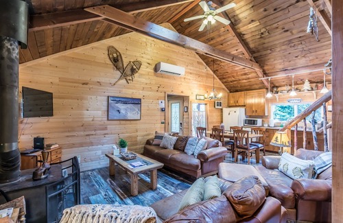 Packwood Cabin | Perch - Chester Cbin: Cozy rustic cabin with hot tub & AC! Pet Friendly