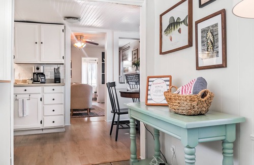 Spring Lake House | Perch Cottage - Just 5 Mins from Lakeside Beach l Kayaks, Firepit & Fun