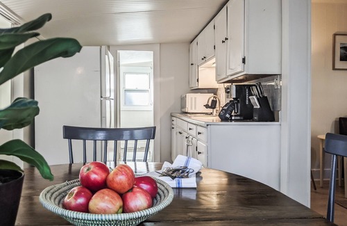 Spring Lake House | Perch Cottage - Just 5 Mins from Lakeside Beach l Kayaks, Firepit & Fun