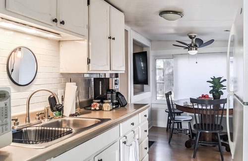 Spring Lake House | Perch Cottage - Just 5 Mins from Lakeside Beach l Kayaks, Firepit & Fun