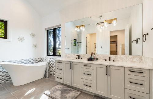 West Bellevue House | Perch - Private Room in Shared Home: Bellevue Splendor Birch Room