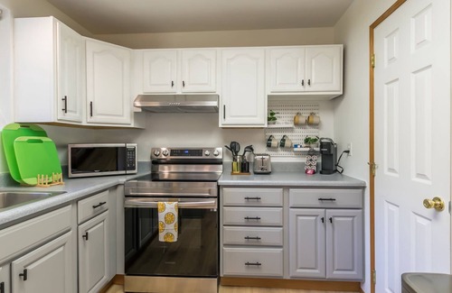 Paradise Estates Cabin | Perch - Ruby Lodge: Cozy Cabin w/Hot Tub & King bed | Pet Friendly