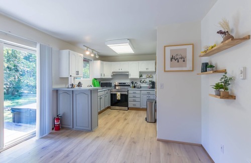 Paradise Estates Cabin | Perch - Ruby Lodge: Cozy Cabin w/Hot Tub & King bed | Pet Friendly