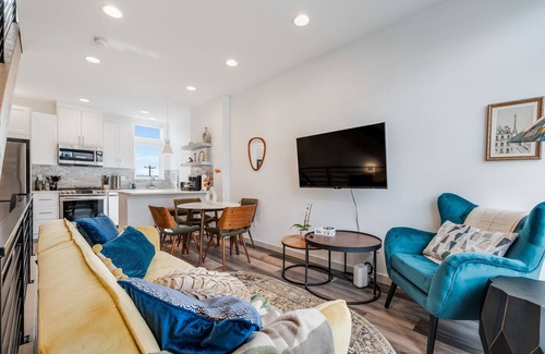 Fremont House | Perch - Woodland Suite: Chic Townhome Steps from Woodland Zoo w/Parking