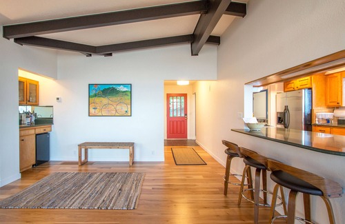 White Salmon House | Perched On The Edge Of The Gorge, Private Hot Tub, A/C, Updated and Epic