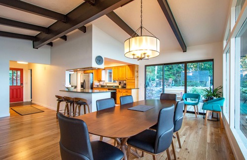 White Salmon House | Perched On The Edge Of The Gorge, Private Hot Tub, A/C, Updated and Epic