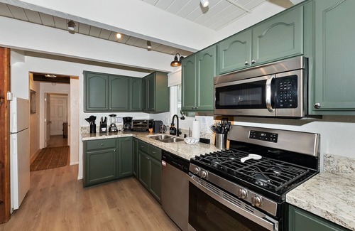 Big Bear Lake Cabin | Peregrine Pines By Destination Big Bear: Close to Bear Mountain, Golf Course and Zoo! Hot Tub!