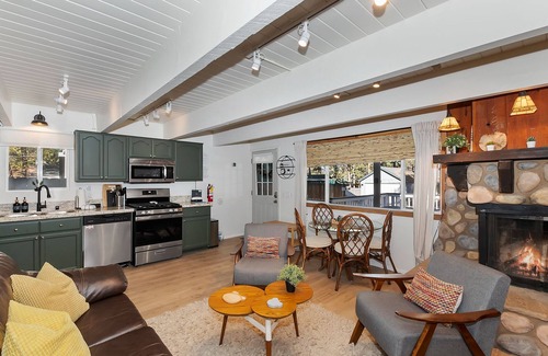 Big Bear Lake Cabin | Peregrine Pines By Destination Big Bear: Close to Bear Mountain, Golf Course and Zoo! Hot Tub!