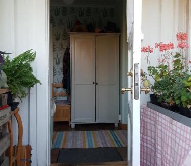 Nordostra Motala Bed & Breakfast | Perenner på bakgården