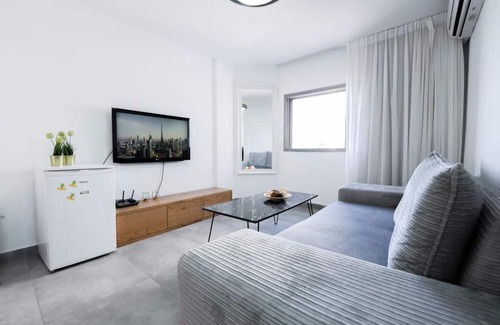 Bat Yam Apartment | Perfect 2-bedroom Sea View apartment in Bat Yam with WiFi