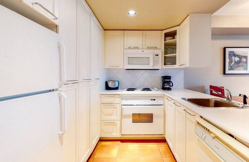 Whistler Village Apartment | Perfect 4th-floor mountain studio with gym, jetted tub, fireplace, full kitchen