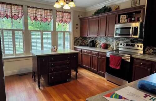 Bainbridge House | Perfect 5-bedroom Historic Home within walking distance of Downtown