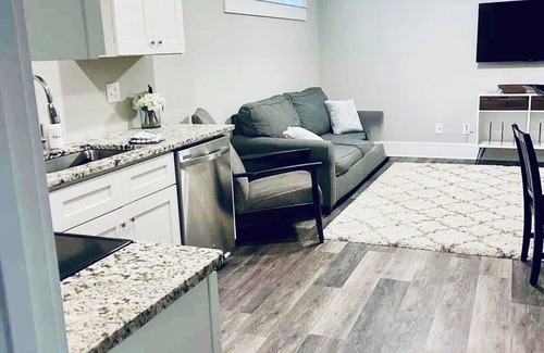 Summerhill Apartment | Perfect apartment right in the heart of Grant Park! Walk to the park, Zoo & more