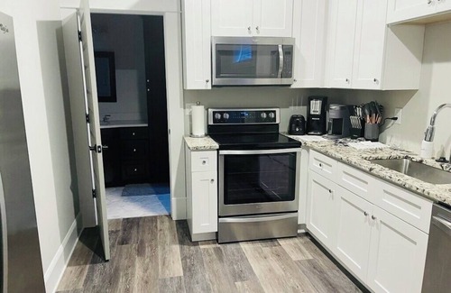 Summerhill Apartment | Perfect apartment right in the heart of Grant Park! Walk to the park, Zoo & more