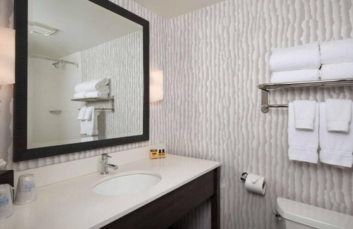 Newport Hotel | Perfect Beach Escape! Ocean Front Room | Free Parking and Indoor Pool