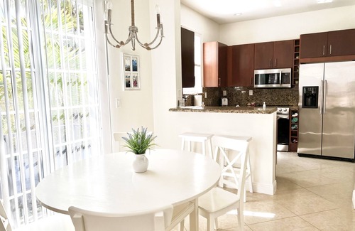 Pompano Beach House | PERFECT BEACH GETAWAY-Las Playas -Walk to Beach, Shops & Dining