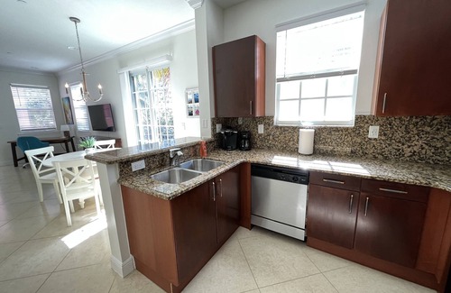 Pompano Beach House | PERFECT BEACH GETAWAY-Las Playas -Walk to Beach, Shops & Dining