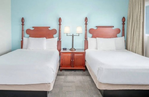 Kahului Hotel | Perfect Beach Vacay! 4 Spacious Rooms | Pool + Fireplace | Near Paukukalo Beach