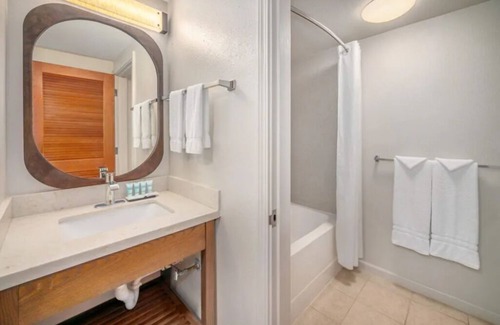 Kahului Hotel | Perfect Beach Vacay! 4 Spacious Rooms | Pool + Fireplace | Near Paukukalo Beach