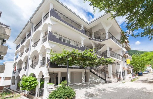 Prijevor Apartment | Perfect Budva Stay Near the Sea & Aqua Park - Duplex Studio 1/3