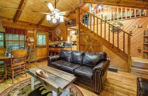 Gatlinburg - Pigeon Forge Cabin | Perfect Cabin in the Woods! HOT TUB & Game Room!