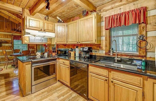 Gatlinburg - Pigeon Forge Cabin | Perfect Cabin in the Woods! HOT TUB & Game Room!