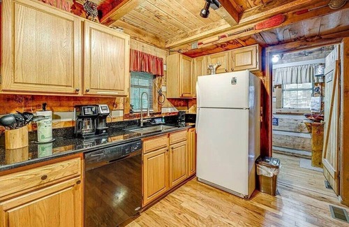 Gatlinburg - Pigeon Forge Cabin | Perfect Cabin in the Woods! HOT TUB & Game Room!