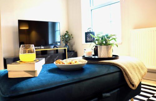 Riverside Apartment | PERFECT CENTRAL LOCATION- 5 minutes from TOWER BRIDGE ! 8 minutes walk from tube