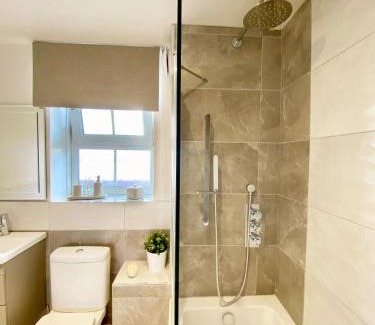 Riverside Apartment | PERFECT CENTRAL LOCATION- 5 minutes from TOWER BRIDGE ! 8 minutes walk from tube