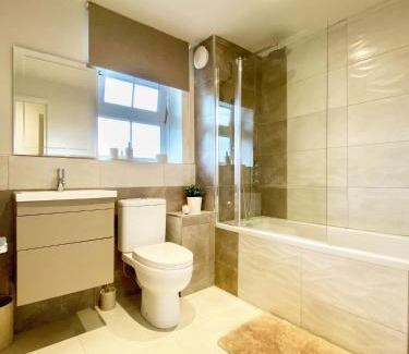 Riverside Apartment | PERFECT CENTRAL LOCATION- 5 minutes from TOWER BRIDGE ! 8 minutes walk from tube