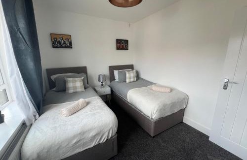 Waltham Cross House | Perfect Contractor house-3 free parking space-EV charging-Secure-Quiet-Modern