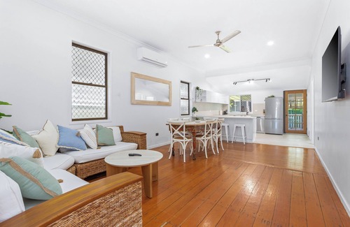 Lammermoor House | Perfect Cooee Bay Beach Getaway!