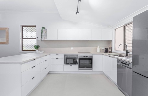 Lammermoor House | Perfect Cooee Bay Beach Getaway!