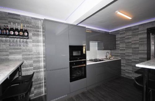 Woodingdean House | Perfect Couple Retreat To Relax With Hot Tubsauna