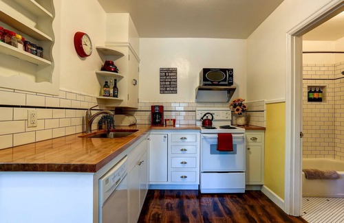 Old Bend Condo | Perfect Couples Getaway! Walk to Dwntwn, Galveston Corridor & Drake Park, Parking, Air Conditioning