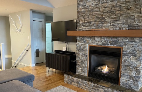 Campbell River House | Perfect family home close to Mt Washington Ski Hill and one block to the Ocean!