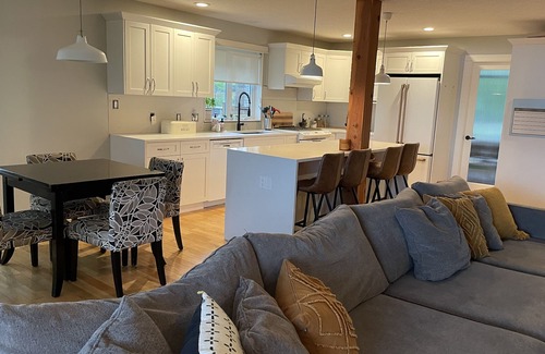 Campbell River House | Perfect family home close to Mt Washington Ski Hill and one block to the Ocean!