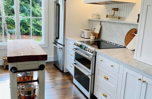 Northwest Harbor House | Perfect Family Retreat-Walk 2 Water, Heated SW Pool, Sauna, Gym- New Kitchen!