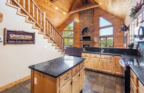 Lampe Cabin | Perfect Family Vacation, near Dogwood Canyon- Lakefront Free Amenities Hot Tub Pools