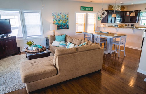 Surf City House | Perfect for 2 families. 2 MBR's. Elevator, 4 min walk 2 beach, pool, and clean!